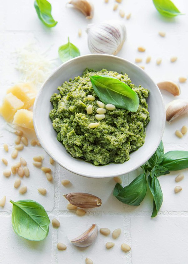 Come si fa un pesto di rucola e noci per condire la pasta fresca?