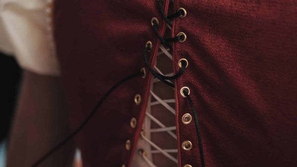 Quali sono le migliori tecniche per indossare un corsetto con eleganza in occasioni speciali?